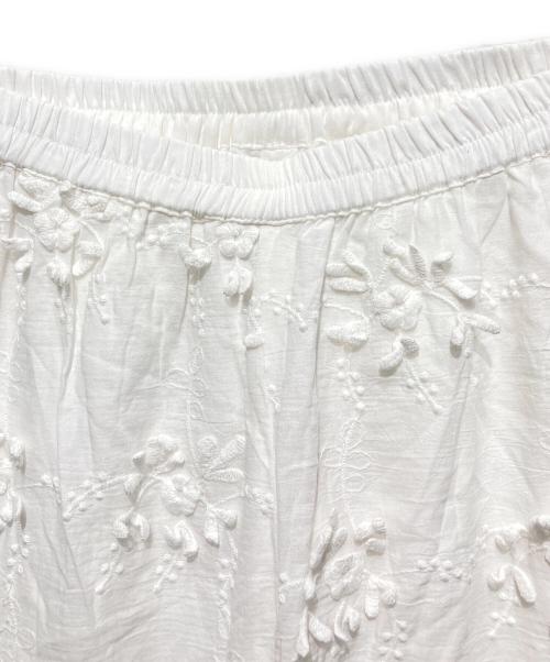 Ample（アンプル）Ample (アンプル) 刺繍3Dフラワーコットンパンツ ホワイト サイズ:9 未使用品の古着・服飾アイテム