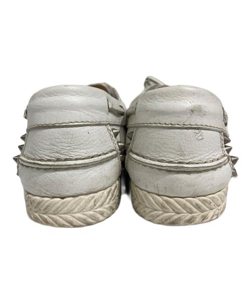 Christian Louboutin（クリスチャン・ルブタン）Christian Louboutin (クリスチャン・ルブタン) スタッズ デッキシューズ ホワイト サイズ:26cmの古着・服飾アイテム