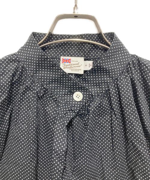 Traditional Weatherwear（トラディショナルウェザーウェア）Traditional Weatherwear (トラディショナルウェザーウェア) NEWHAM ドットリバティープリント スタンドカラーブラウス ブラック×ホワイト サイズ:Sの古着・服飾アイテム