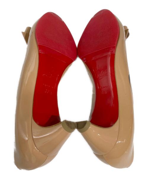 Christian Louboutin（クリスチャン・ルブタン）Christian Louboutin (クリスチャン・ルブタン) リボンエナメルパンプス ベージュ サイズ:36 1/2の古着・服飾アイテム