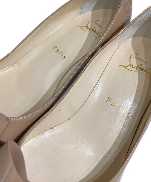 Christian Louboutin（クリスチャン・ルブタン）Christian Louboutin (クリスチャン・ルブタン) リボンエナメルパンプス ベージュ サイズ:36 1/2の古着・服飾アイテム
