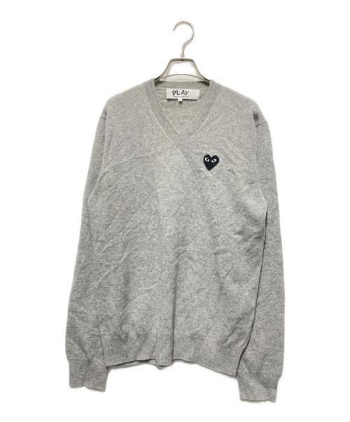 PLAY COMME des GARCONS（プレイコムデギャルソン）PLAY COMME des GARCONS (プレイコムデギャルソン) ハートワッペンVネックニット グレー サイズ:Lの古着・服飾アイテム