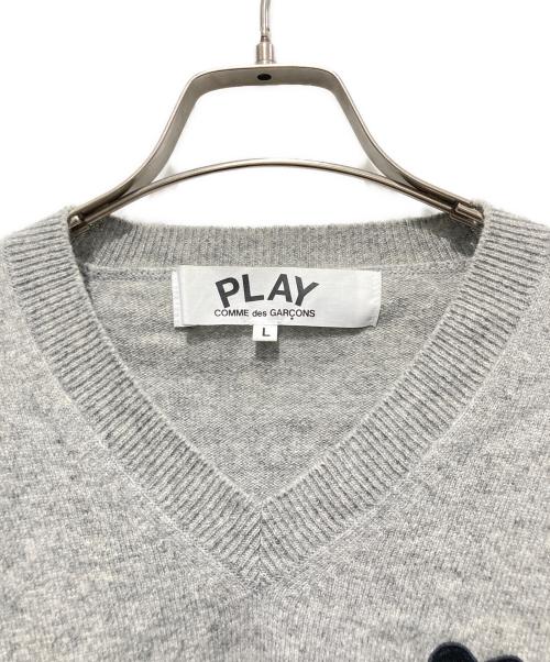 PLAY COMME des GARCONS（プレイコムデギャルソン）PLAY COMME des GARCONS (プレイコムデギャルソン) ハートワッペンVネックニット グレー サイズ:Lの古着・服飾アイテム