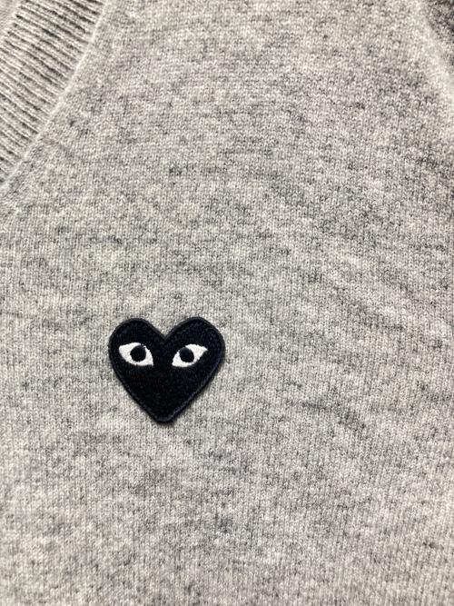 PLAY COMME des GARCONS（プレイコムデギャルソン）PLAY COMME des GARCONS (プレイコムデギャルソン) ハートワッペンVネックニット グレー サイズ:Lの古着・服飾アイテム