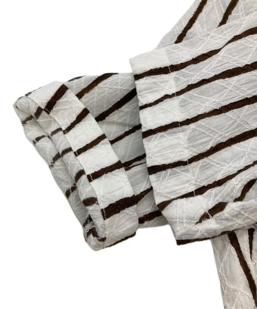 ISSEY MIYAKE（イッセイミヤケ）ISSEY MIYAKE (イッセイミヤケ) ストライプブラウス/ イッセイミヤケ/IM81-FJ134 ベージュ×ホワイト サイズ:Sの古着・服飾アイテム