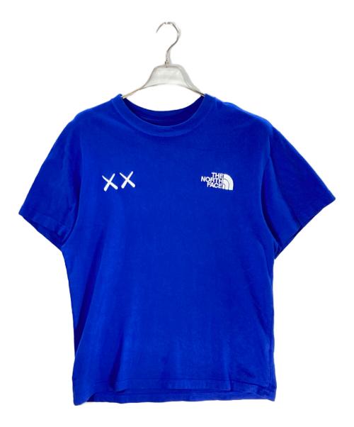 THE NORTH FACE（ザ ノース フェイス）THE NORTH FACE (ザ ノース フェイス) KAWS (カウズ) プリントTシャツ ブルー サイズ:Mの古着・服飾アイテム