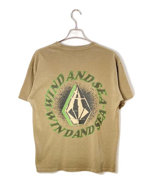 WIND AND SEA（ウィンダンシー）WIND AND SEA (ウィンダンシー) VOLCOM (ボルコム) プリントTシャツ ベージュ サイズ:Sの古着・服飾アイテム