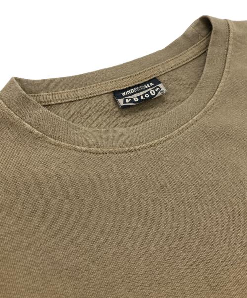 WIND AND SEA（ウィンダンシー）WIND AND SEA (ウィンダンシー) VOLCOM (ボルコム) プリントTシャツ ベージュ サイズ:Sの古着・服飾アイテム