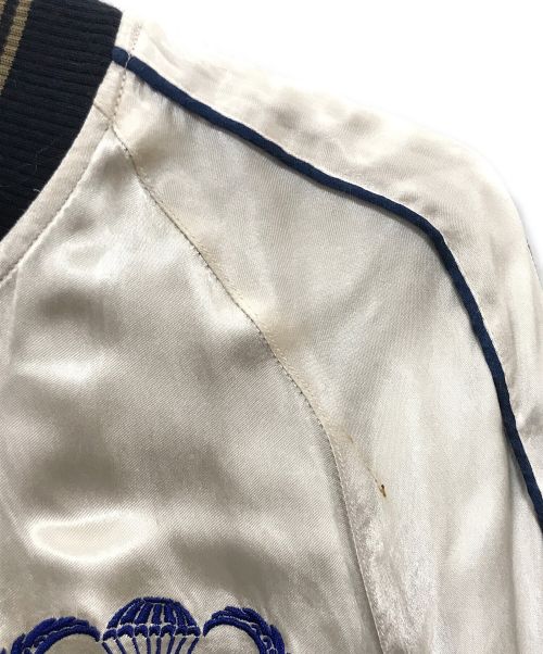 AVIREX（アヴィレックス）AVIREX (アヴィレックス) スーベニアジャケット　USMC SUKA JACKET ホワイト×ブラック サイズ:Ｌの古着・服飾アイテム