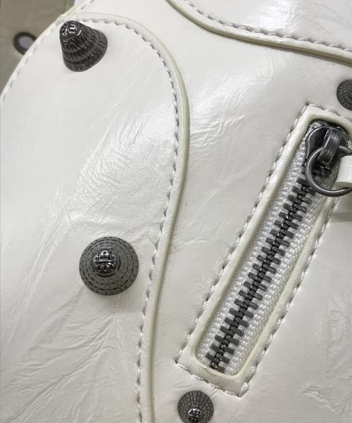 JW PEI（ジェイダブリューペイ）JW PEI (ジェイダブリューペイ) エンボスショルダーバッグ ホワイトの古着・服飾アイテム