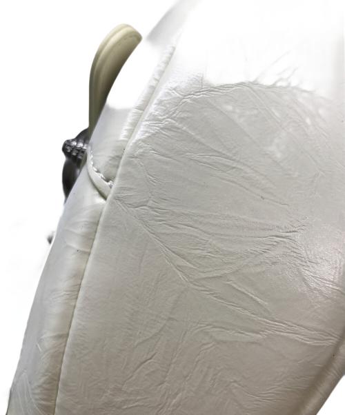 JW PEI（ジェイダブリューペイ）JW PEI (ジェイダブリューペイ) エンボスショルダーバッグ ホワイトの古着・服飾アイテム