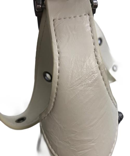 JW PEI（ジェイダブリューペイ）JW PEI (ジェイダブリューペイ) エンボスショルダーバッグ ホワイトの古着・服飾アイテム