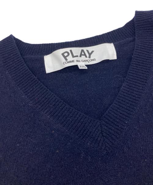 PLAY COMME des GARCONS（プレイコムデギャルソン）PLAY COMME des GARCONS (プレイコムデギャルソン) Vネックニット　プレイコムデギャルソン　AZ-N048　AD2020/9 ネイビー サイズ:XXLの古着・服飾アイテム