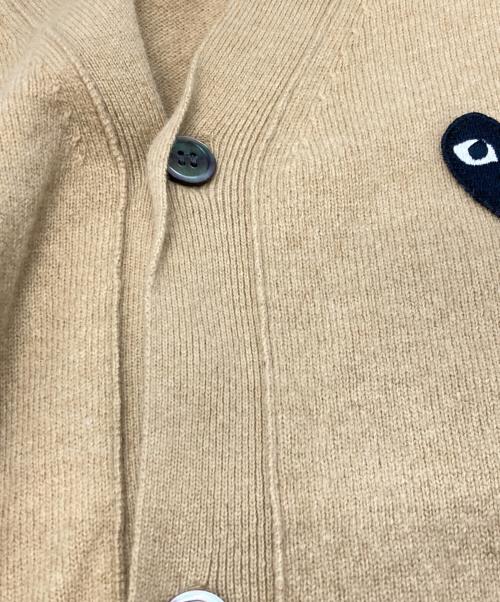 PLAY COMME des GARCONS（プレイコムデギャルソン）PLAY COMME des GARCONS (プレイコムデギャルソン) ニットカーディガン　プレイコムデギャルソン　AZ-N024 ベージュ サイズ:XLの古着・服飾アイテム