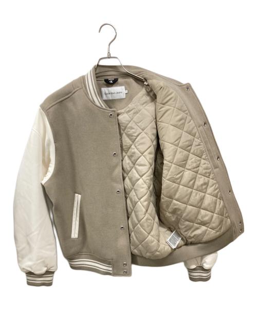 Calvin Klein（カルバンクライン）Calvin Klein (カルバンクライン) バーシティ ボンバー ジャケット　カルバンクライン　J324433 ベージュ×ホワイト サイズ:Sの古着・服飾アイテム