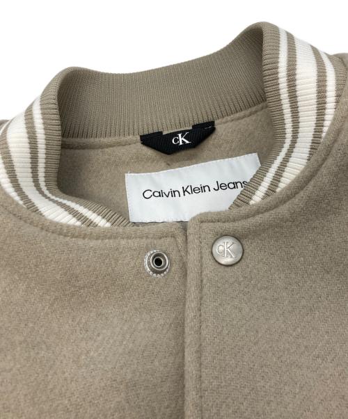 Calvin Klein（カルバンクライン）Calvin Klein (カルバンクライン) バーシティ ボンバー ジャケット　カルバンクライン　J324433 ベージュ×ホワイト サイズ:Sの古着・服飾アイテム
