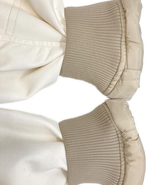 Calvin Klein（カルバンクライン）Calvin Klein (カルバンクライン) バーシティ ボンバー ジャケット　カルバンクライン　J324433 ベージュ×ホワイト サイズ:Sの古着・服飾アイテム