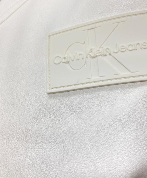 Calvin Klein（カルバンクライン）Calvin Klein (カルバンクライン) バーシティ ボンバー ジャケット　カルバンクライン　J324433 ベージュ×ホワイト サイズ:Sの古着・服飾アイテム