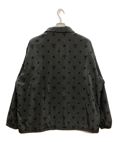 KITH（キス）KITH South2 West8 Columbia (コロンビア) Flocked Monogram Coaches Jacket/キス/サウスツー ウエストエイト/コロンビア/KHM010783 ブラック サイズ:XXLの古着・服飾アイテム
