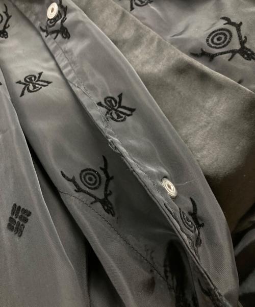 KITH（キス）KITH South2 West8 Columbia (コロンビア) Flocked Monogram Coaches Jacket/キス/サウスツー ウエストエイト/コロンビア/KHM010783 ブラック サイズ:XXLの古着・服飾アイテム