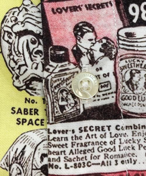 Thee Hysteric XXX（ジィ ヒステリックトリプルエックス）Thee Hysteric XXX (ジィ ヒステリックトリプルエックス) FETISH FLYER柄 レギュラーカラーシャツ/ジィ ヒステリックトリプルエックス/06223AH03 ホワイト×レッド サイズ:Lの古着・服飾アイテム