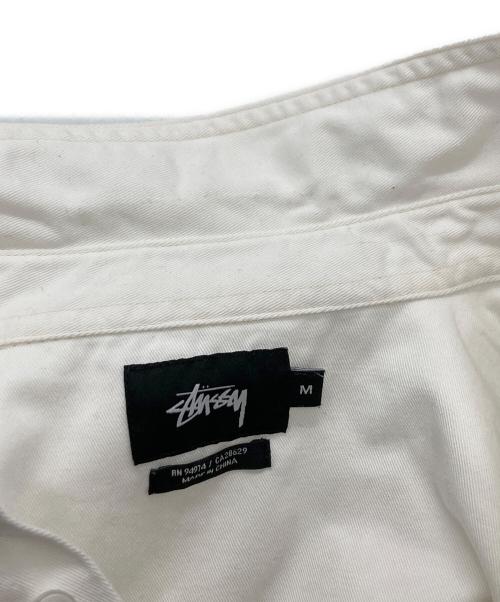 stussy（ステューシー）stussy (ステューシー) ダブルポケット半袖シャツ/ステューシー ホワイト サイズ:Mの古着・服飾アイテム