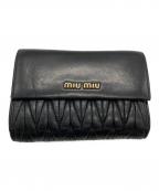 MIU MIUミュウミュウ）の古着「マテラッセ 三つ折り 財布/ミュウミュウ」｜ブラック