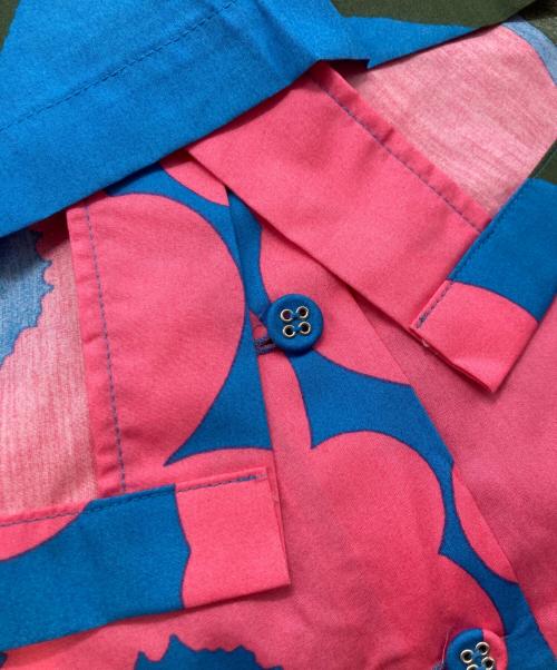 marimekko（マリメッコ）marimekko (マリメッコ) オープンカラーシャツ/マリメッコ/ユニセックス ブルー×ピンク サイズ:Ｍの古着・服飾アイテム