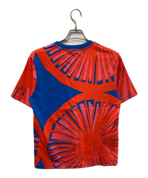 marimekko（マリメッコ）marimekko (マリメッコ) 半袖Tシャツ/マリメッコ/52219-5-49791/Sasu Kauppiコラボ ブルー×レッド サイズ:Ｍの古着・服飾アイテム