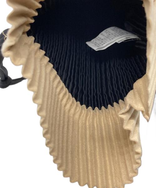 me ISSEY MIYAKE（ミーイッセイ ミヤケ）me ISSEY MIYAKE (ミーイッセイ ミヤケ) プリーツバッグ/ミーイッセイ ミヤケ/MI83AG551 ベージュ×ブラックの古着・服飾アイテム