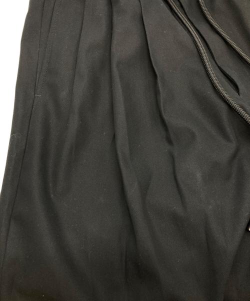 MARKAWARE（マーカウェア）MARKAWARE (マーカウェア) STUDIOUS (ステュディオス) TRIPLE PLEATED WIDE TROUSERS/マーカウェア/ステュディオス/A25E34PT01C/25SS 別注 ブラック サイズ:1の古着・服飾アイテム