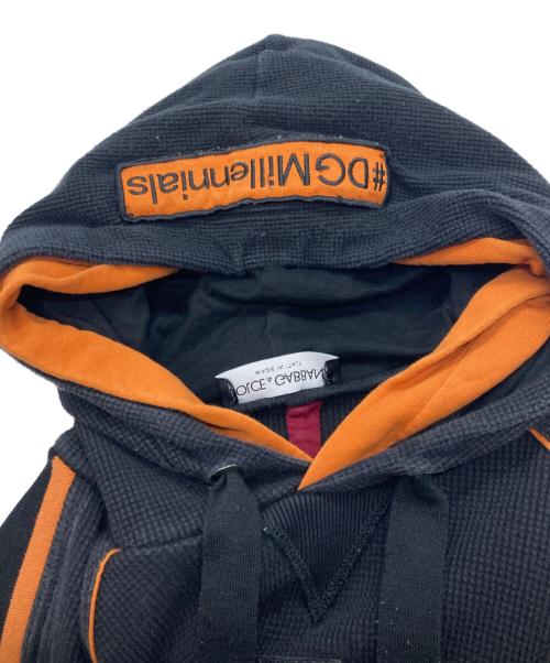 DOLCE & GABBANA（ドルチェ＆ガッバーナ）DOLCE & GABBANA (ドルチェ＆ガッバーナ) フードレイヤードDGパッチパーカー　ドルチェ＆ガッバーナ　G9KT1Z/G7NBD ブラック×オレンジ サイズ:44の古着・服飾アイテム