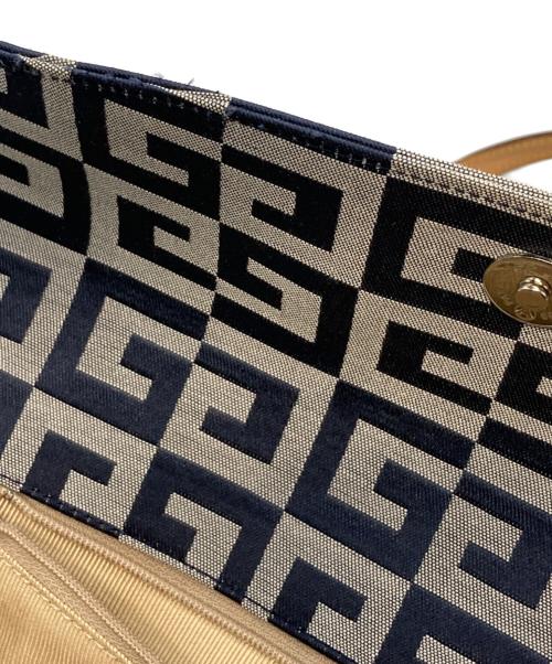 GIVENCHY（ジバンシィ）GIVENCHY (ジバンシィ) ロゴ総柄ショルダーバッグ/ジバンシィ/日本製 ベージュ×ネイビーの古着・服飾アイテム