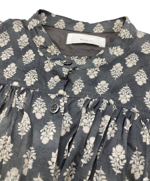 KAGURE（カグレ）kagure (カグレ) プリントギャザーブラウス グレー サイズ:FREEの古着・服飾アイテム