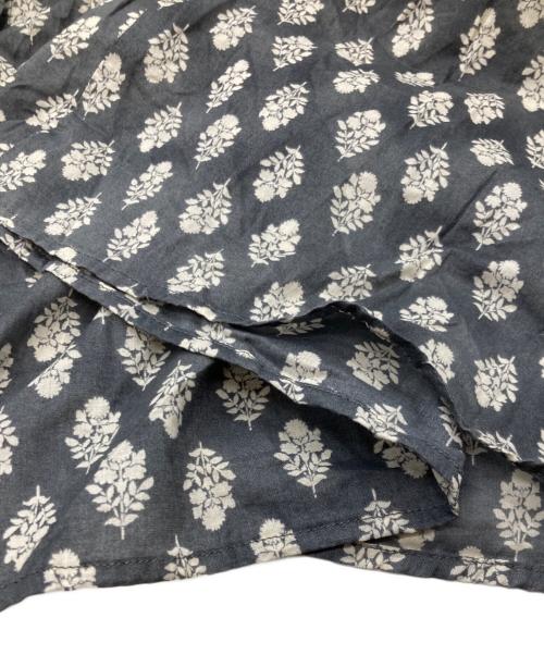 KAGURE（カグレ）kagure (カグレ) プリントギャザーブラウス グレー サイズ:FREEの古着・服飾アイテム