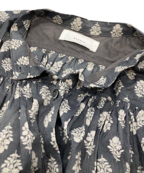 KAGURE（カグレ）kagure (カグレ) プリントギャザーブラウス グレー サイズ:FREEの古着・服飾アイテム