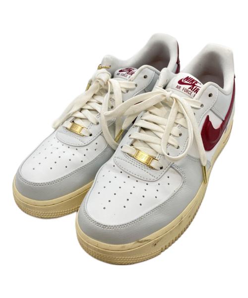 NIKE（ナイキ）NIKE (ナイキ) WMNS AIR FORCE 1 '07 SE PHOTON DUST/TEAM RED-SUMMIT WHITE-MUSLIN　ナイキ ホワイト サイズ:27.5cmの古着・服飾アイテム