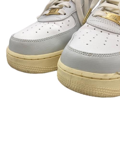 NIKE（ナイキ）NIKE (ナイキ) WMNS AIR FORCE 1 '07 SE PHOTON DUST/TEAM RED-SUMMIT WHITE-MUSLIN　ナイキ ホワイト サイズ:27.5cmの古着・服飾アイテム