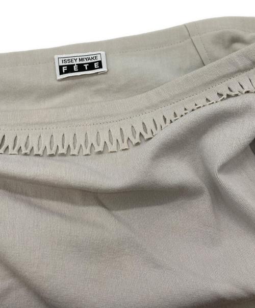 ISSEY MIYAKE FETE（イッセイミヤケフェット）ISSEY MIYAKE FETE (イッセイミヤケフェット) パイカットスカート グレー サイズ:3の古着・服飾アイテム