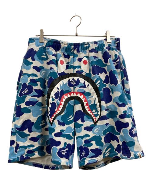 A BATHING APE（アベイシングエイプ）A BATHING APE (アベイシングエイプ) Camo Shark Sweat Shorts ホワイト×ブルー サイズ:XLの古着・服飾アイテム