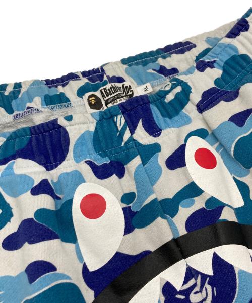 A BATHING APE（アベイシングエイプ）A BATHING APE (アベイシングエイプ) Camo Shark Sweat Shorts ホワイト×ブルー サイズ:XLの古着・服飾アイテム
