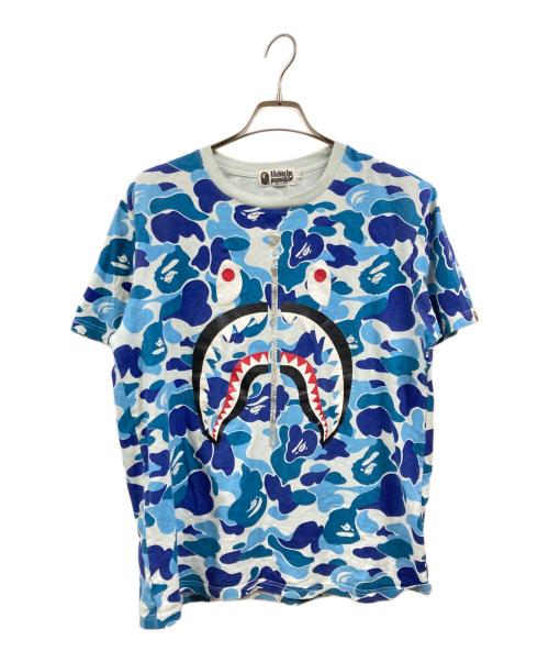 A BATHING APE（アベイシングエイプ）A BATHING APE (アベイシングエイプ) Camo Shark  T ホワイト×ブルー サイズ:Lの古着・服飾アイテム