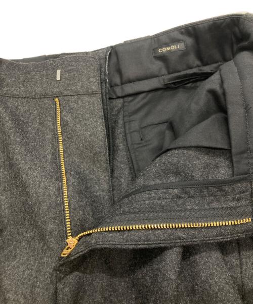 COMOLI（コモリ）COMOLI (コモリ) ウールフラノ パンツ チャコールグレー サイズ:1の古着・服飾アイテム