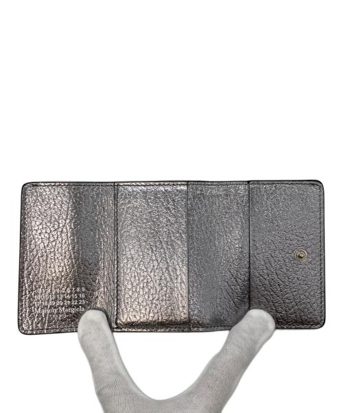 Maison Margiela（メゾンマルジェラ）Maison Margiela (メゾンマルジェラ) グレインレザー3つ折り財布 ブラック×シルバーの古着・服飾アイテム