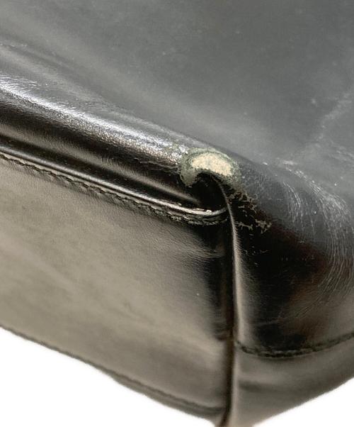 PRADA（プラダ）PRADA (プラダ) ロゴ型抜きレザートートバッグ ブラックの古着・服飾アイテム