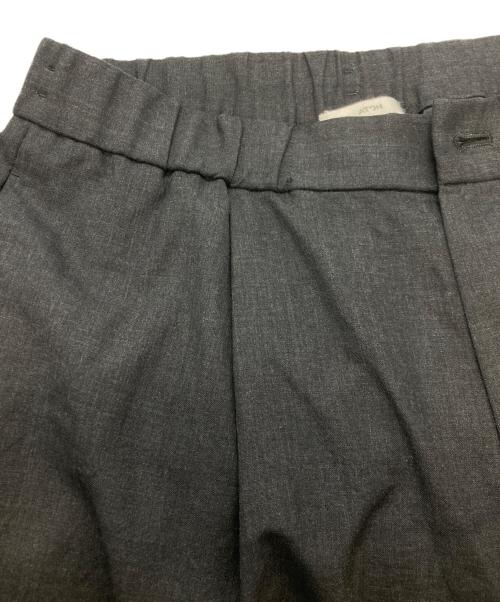 ATON（エイトン）ATON (エイトン) WOOL TROPICAL LOOSE FIT PANTS グレー サイズ:Lの古着・服飾アイテム