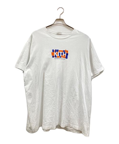 KITH（キス）KITH (キス) BROOKLYN (ブルックリン) Museum Exhibit Tee ホワイト サイズ:XXLの古着・服飾アイテム