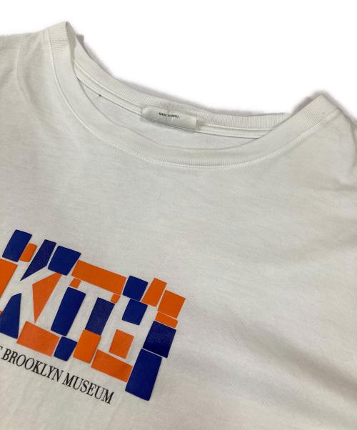 KITH（キス）KITH (キス) BROOKLYN (ブルックリン) Museum Exhibit Tee ホワイト サイズ:XXLの古着・服飾アイテム