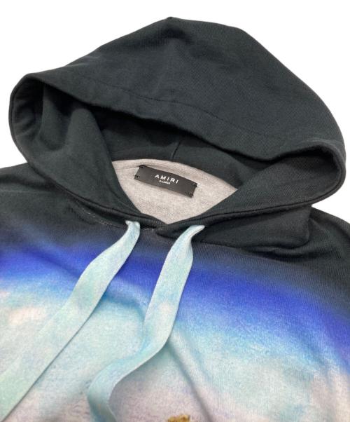 AMIRI（アミリ）AMIRI (アミリ) GRAPHIC PRINT CREW NECK HOODIE ホワイト×ブルー サイズ:XLの古着・服飾アイテム
