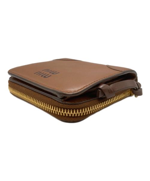 MIU MIU（ミュウミュウ）MIU MIU (ミュウミュウ) スモール レザー2つ折り財布 ブラウンの古着・服飾アイテム